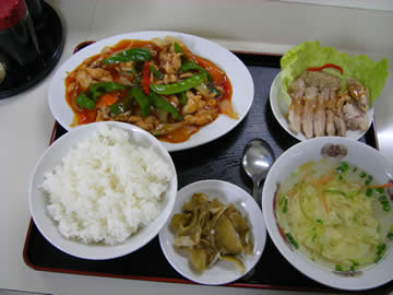 北方菜の鶏肉と野菜の炒め辛口の定食