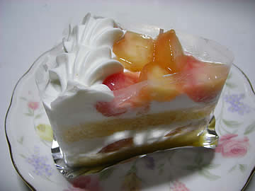 パティスリーホソヤの桃のショートケーキ