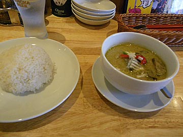 タイ食堂ジャークジャイタイフード センター の鶏肉とナスの特性グリーンカレー
