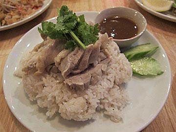 タイ食堂ジャークジャイタイフード センターの蒸し鶏のせ炊き込みごはん