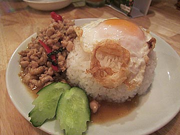 タイ食堂ジャークジャイタイフード センターのガパオ（鶏ひき肉の辛口ガパオ炒めご飯）