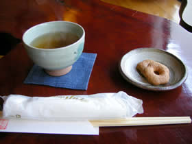 蕎麦処欅庵のお茶とクッキー