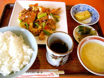 中華レストラン昇龍の豚肉とイカのピリ辛炒めの定食