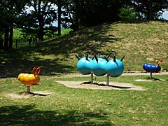 木部ふれあい公園の芝生広場の遊具の画像