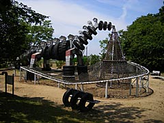 木部ふれあい公園の恐竜の形をしたコンビネーション遊具の画像