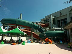 芝政ワールド　屋内プールのスライダーの画像　