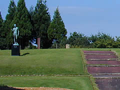加賀市中央公園の彫刻の並んだ芝生広場の画像　