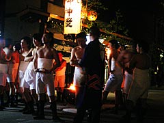 古川祭の火で暖をとるさらし姿の男衆の画像