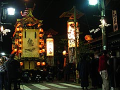 ライトアップされた夜の古川祭の屋台の画像