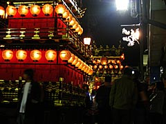 ライトアップされた夜の古川祭の屋台の画像