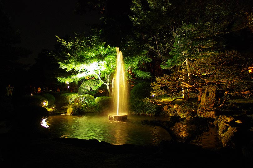 兼六園の秋のライトアップの画像