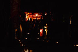 毘沙門堂の紅葉ライトアップの画像
