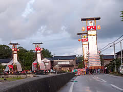 寺家キリコ祭りの朝日を背景にキリコの画像