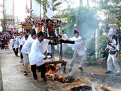 寺家キリコ祭りの神輿の火渡しの画像