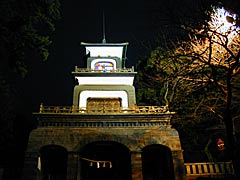 尾山神社の夜の神門（正面）の画像