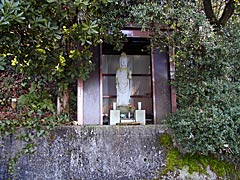 蓮如上人墓への山道入り口の仏像の画像