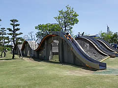 海王丸パークの波の形をした遊具施設