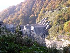 黒部峡谷の宇奈月ダムの画像　富山観光名所