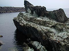 越前海岸の軍艦島と鬼の洗濯岩の画像