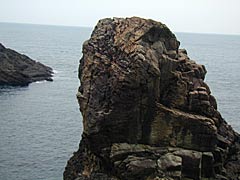 越前海岸　夫婦岩横の岩の画像