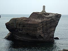 越前海岸の夫婦岩の雄岩の画像