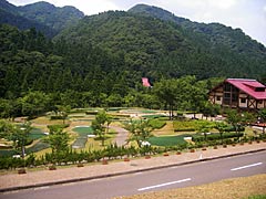 かずら橋周辺の志津原リゾートのマレットゴルフ場とモクモクハウスの画像