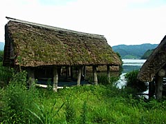 三方五湖　三方湖の茅葺の舟小屋の画像
