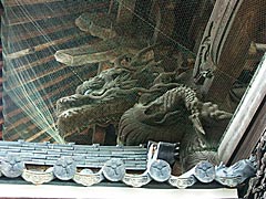 越前市旧武生のお寺巡り　引接寺の山門の彫刻の画像