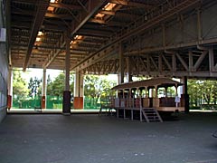粟津公園の屋根付の遊戯広場の画像