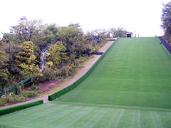眉丈台地自然緑地公園の芝生の滑り台の画像