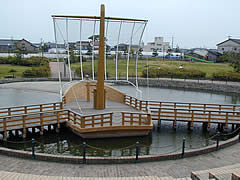 大野お台場公園の円形劇場の船の形のステージの画像