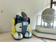 子供交流センターの館内を案内ロボットのジレットアールの画像