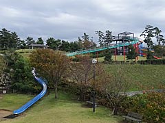 七塚中央公園の県内最長の滑り台の画像