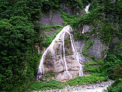 白山スーパー林道の赤石の滝の画像