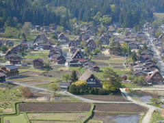 荻町城跡の展望台から見える合掌造り集落の画像