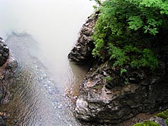 小嵐谷橋下の断崖の画像