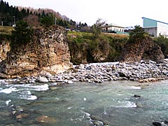 手取川西岸から見た「めおと岩」の画像