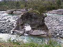 手取川東岸から見た「めおと岩」の画像