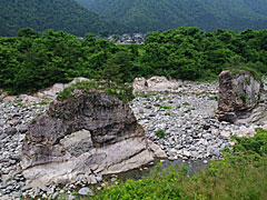 手取川東岸から見た「めおと岩」の画像
