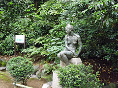白鳥路の金沢三大文豪の像の画像