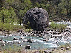 根倉谷園地（白峰）の百万貫の大岩の画像
