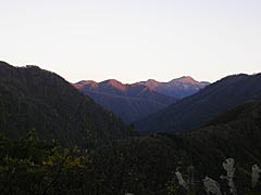 犀鶴林道夕日に照らされた山の画像