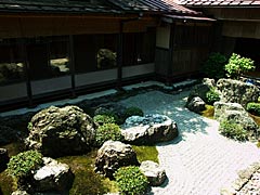 慈恩禅寺の石庭の画像