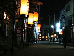 春の高山祭の夜の街の画像
