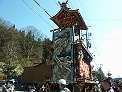 春の高山祭の屋台曳き揃えの画像