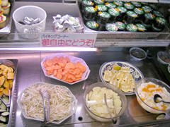山武商店の食べ放題の野菜とデザートの画像