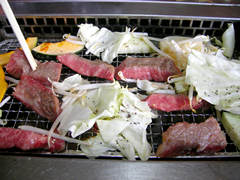 山武商店の炭火焼で焼いた飛騨牛と野菜の画像