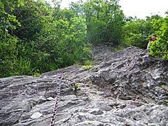 医王山のトンビ岩への絶壁の鎖の画像