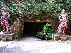 ハニベ巌窟院の洞窟入口の画像