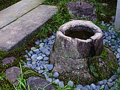 兼六園の竹根石手水鉢の画像